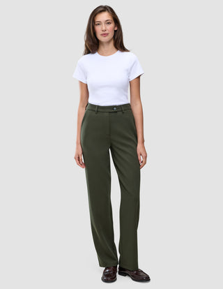 En kvinne har på seg en hvit T-skjorte og Women GO2 Pants Straight Dusty Olive med rett snitt.