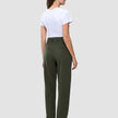 En kvinne sett bakfra, kledd i en hvit T-skjorte og Women GO2 Pants Straight Dusty Olive med rette ben.