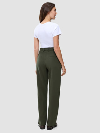 En kvinne sett bakfra, kledd i en hvit T-skjorte og Women GO2 Pants Straight Dusty Olive med rette ben.