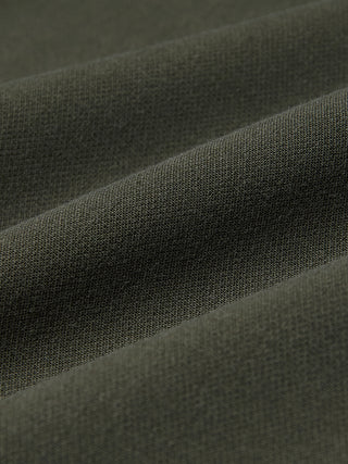 Nærbilde av det olivengrønne, elastiske stoffet Women GO2 Pants Straight Dusty Olive med folder.