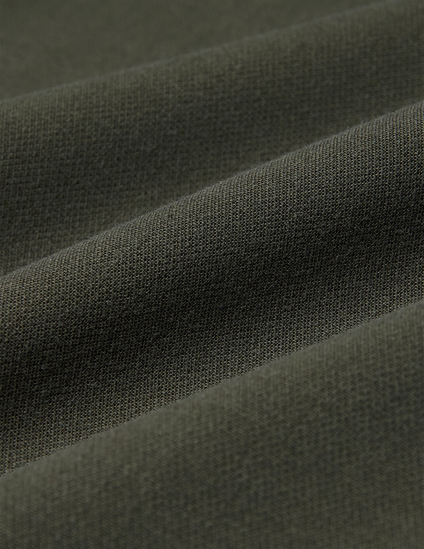 Nærbilde av det olivengrønne, elastiske stoffet Women GO2 Pants Straight Dusty Olive med folder.