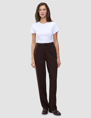 En kvinne har på seg en hvit T-skjorte og mørkebrune Women GO2 Pants Straight Mocha med rett snitt.