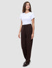 En kvinne kledd i en hvit T-skjorte, Women GO2 Pants Straight Mocha i rett passform og loafers.