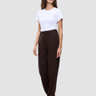 En kvinne kledd i en hvit T-skjorte, Women GO2 Pants Straight Mocha i rett passform og loafers.