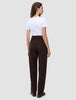 En kvinne sett bakfra, kledd i en hvit T-skjorte og Women GO2 Pants Straight Mocha med rett snitt.