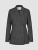 Nara-blazer for kvinner, figursydd, svart rutemønster: en figursydd blazer med svart-hvitt rutemønster og én knapp.