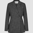 Nara-blazer for kvinner, figursydd, svart rutemønster: en figursydd blazer med svart-hvitt rutemønster og én knapp.