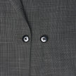 Nærbilde av Women Nara Blazer Fitted Black Check, en kullgrå blazer med et diskret hvitt rutemønster og to svarte knapper.