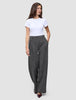 En kvinne iført en hvit T-skjorte og Women Nara Pants Wide Black Check med 360°-stretch.