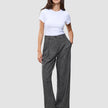 En kvinne har på seg en ensfarget hvit T-skjorte og bukser av modellen Women Nara Pants Wide Black Check.