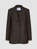 Kvinneblazer Serene i vanlig passform, Walnut Herringbone, i brunt med smale striper, to knapper foran og lommer med klaff.