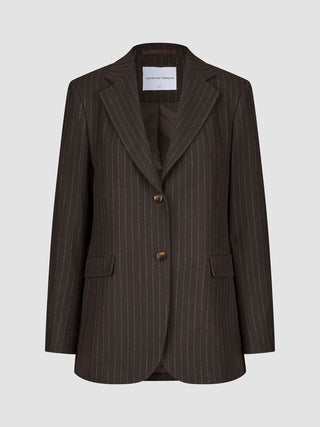 Kvinneblazer Serene i vanlig passform, Walnut Herringbone, i brunt med smale striper, to knapper foran og lommer med klaff.