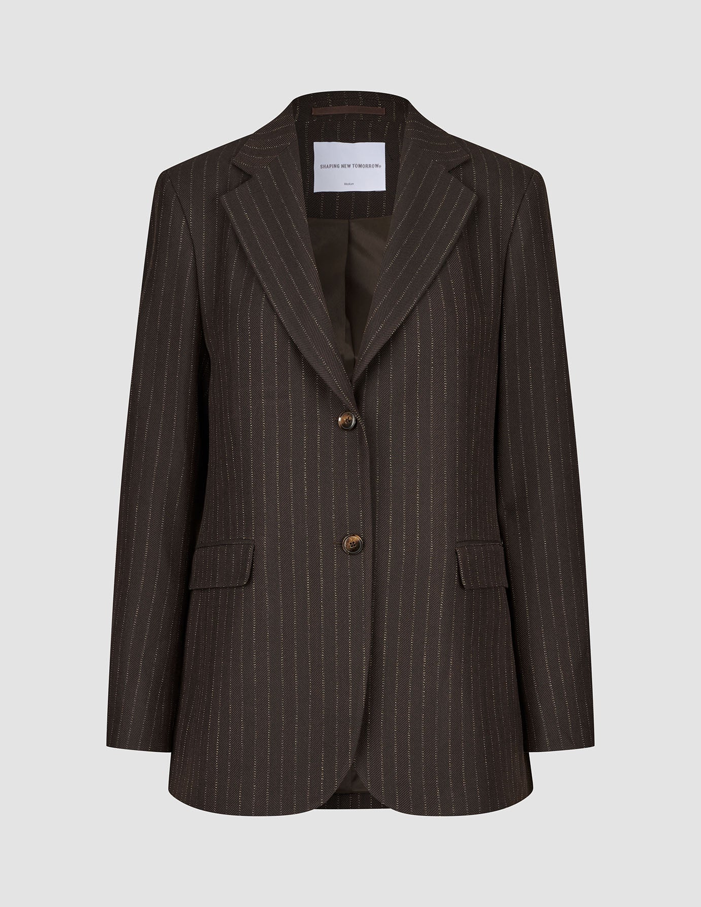 Kvinneblazer Serene i vanlig passform, Walnut Herringbone, i brunt med smale striper, to knapper foran og lommer med klaff.