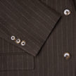 Kvinneblazer Serene i vanlig passform, Walnut Herringbone – i brunt fiskebeinmønster med vertikale nålestriper og mansjetter med fire knapper.