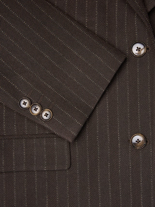 Kvinneblazer Serene i vanlig passform, Walnut Herringbone – i brunt fiskebeinmønster med vertikale nålestriper og mansjetter med fire knapper.