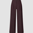 Serene-bukser for kvinner, Wide Berry Pinstripe, med vid benform, tynne vertikale striper, knappelukking og plissering.