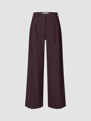 Serene-bukser for kvinner, Wide Berry Pinstripe, med vid benform, tynne vertikale striper, knappelukking og plissering.