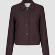 Kort jakke for kvinner, Serene, i fargen Berry Pinstripe: en jakke med knapper, krage og minimalistisk design.