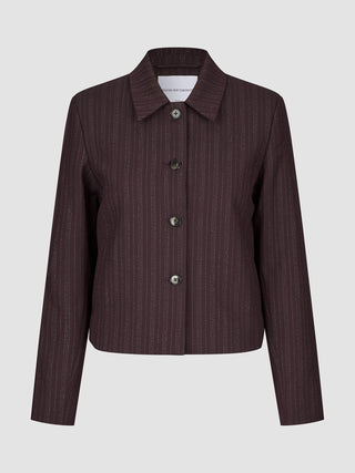 Kort jakke for kvinner, Serene, i fargen Berry Pinstripe: en jakke med knapper, krage og minimalistisk design.