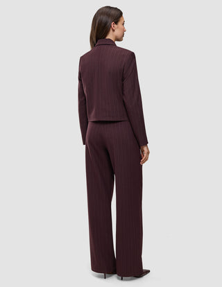 En person sett bakfra, kledd i en Women Serene Short Jacket Berry Pinstripe med matchende bukser med vide ben.