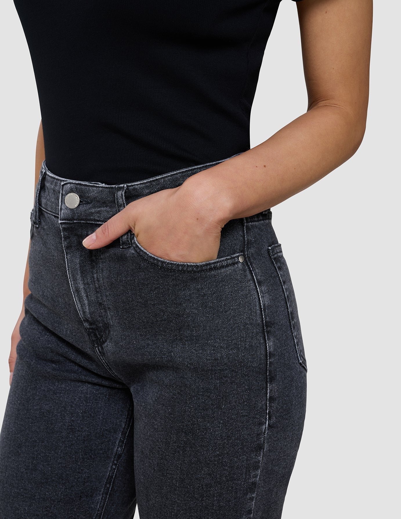 Women's Classic Jeans Tapered Washed Black