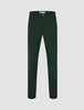 Mørkegrønne Ease Pants Slim Northern Pine i slim fit, med knappelukking og 360°-stretch.