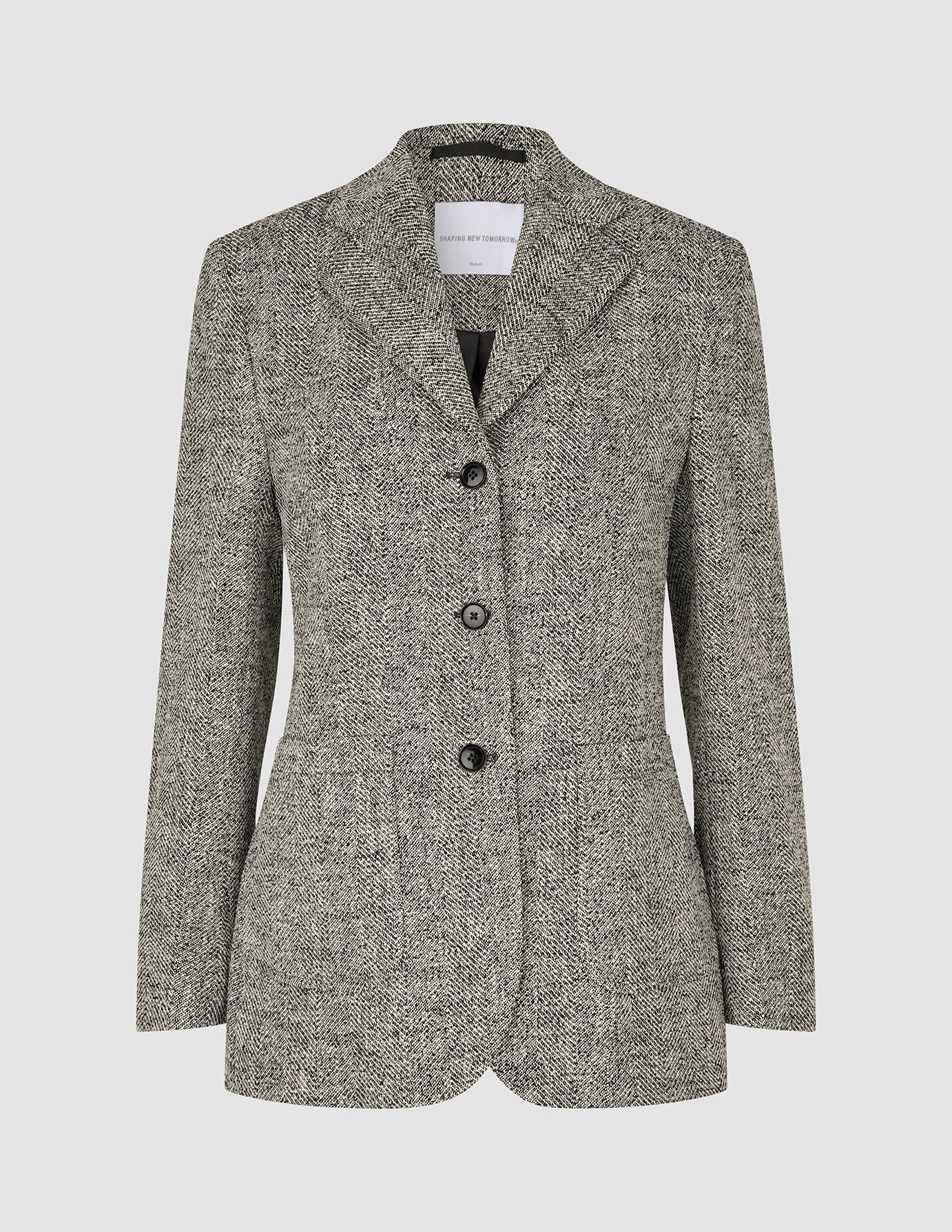 Ashryn Blazer Domino Herringbone for kvinner, med tre knapper, i svart og hvitt med fiskebensmønster og bouclé-tekstur.