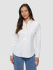 Kvinne iført en Women’s Oxford Shirt White Orchid Slim, som er stappet inn i blå jeans.