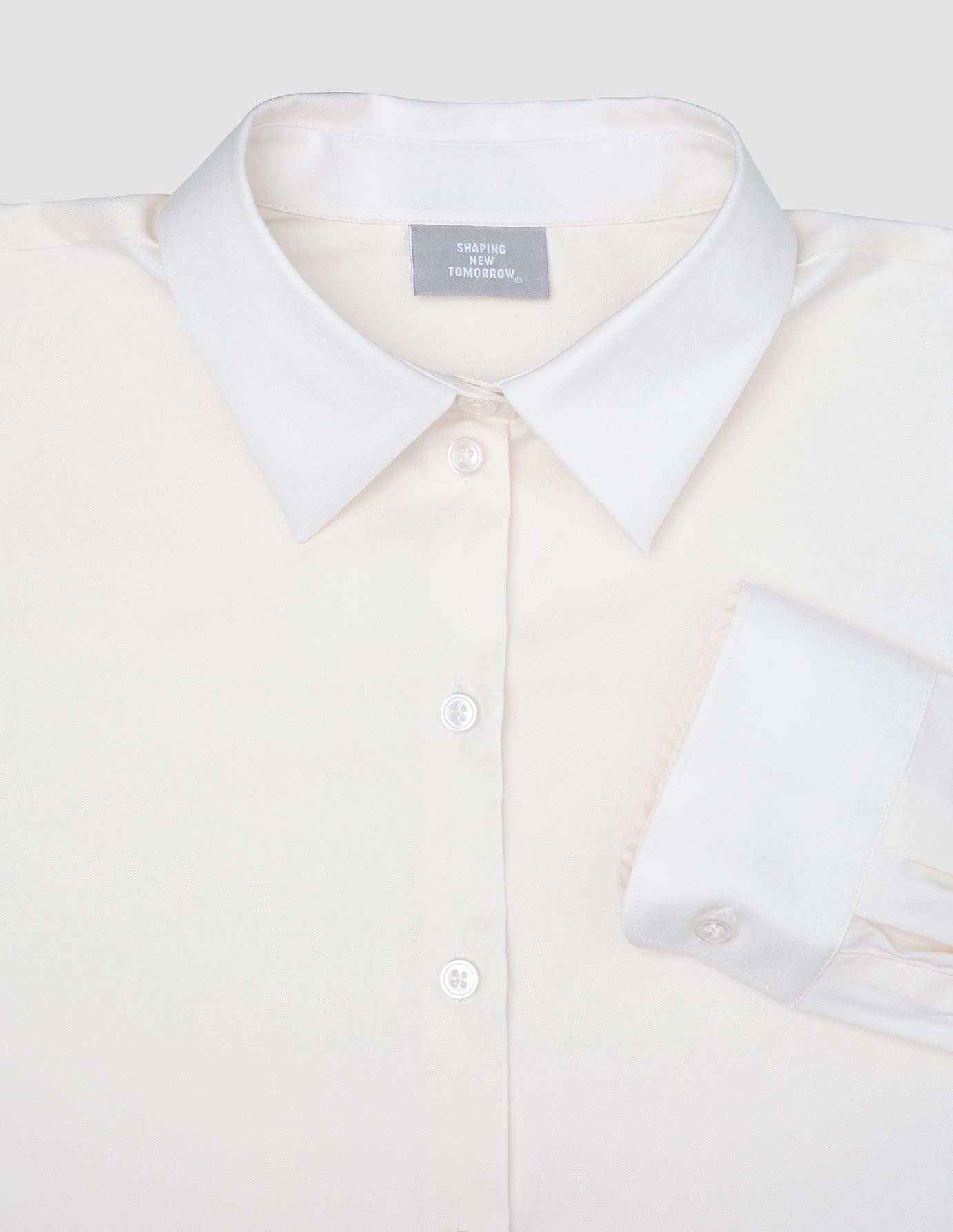 Oxford-skjorte for kvinner, White Orchid Slim, i et rent, skandinavisk design med spiss krage og brettede mansjetter.