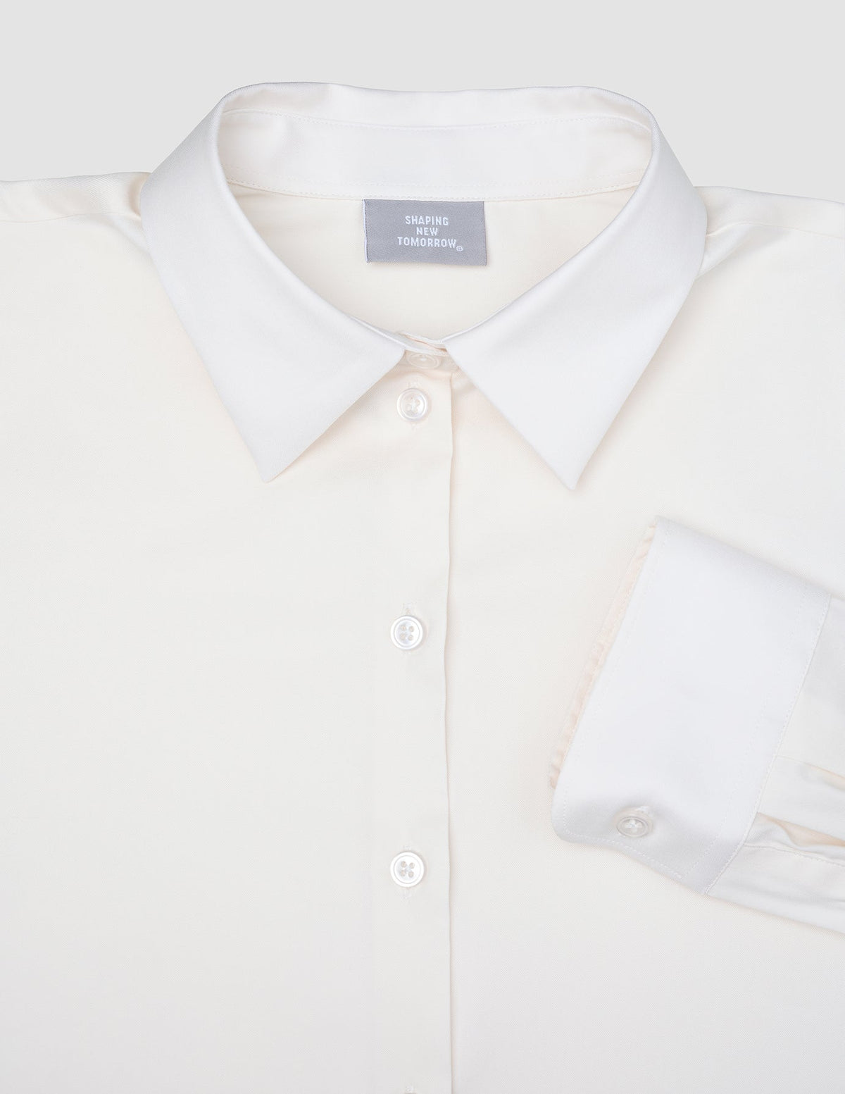 Oxford-skjorte for kvinner, White Orchid Slim, i et rent, skandinavisk design med spiss krage og brettede mansjetter.