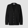 Kvinners tykk, myk ullstrikket cardigan i svart: en modell med V-hals og knapper foran, samt ribbestrikkede mansjetter og nederkant.