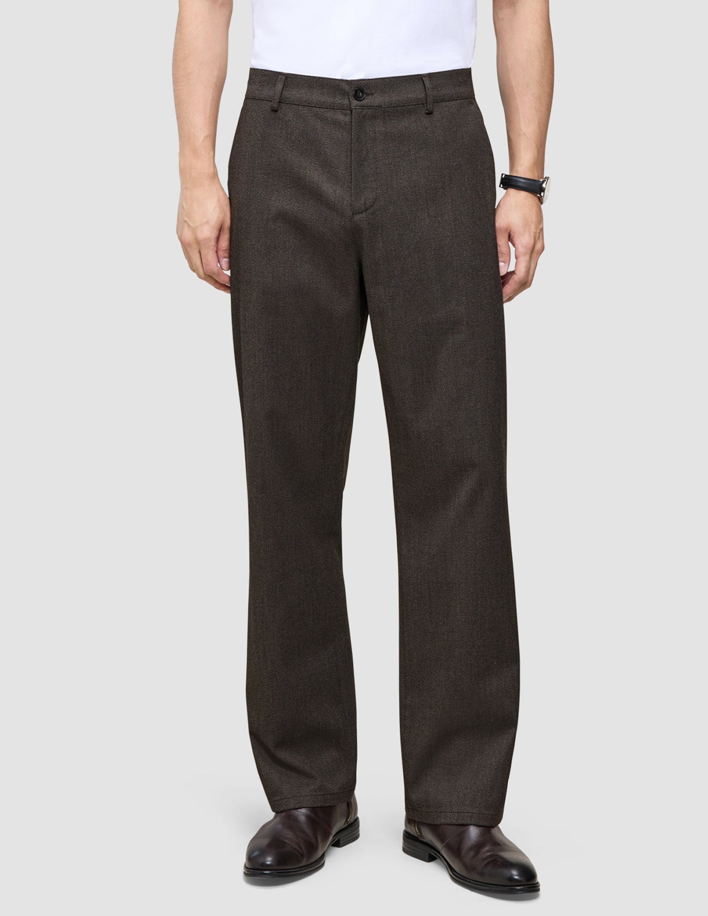 Atelier-bukser i avslappet passform, mørkebrune, i brutt twill med knappelukking, kombinert med brune skinnsko.