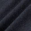 Nærbilde av Atelier Pants Relaxed Dark Navy i brutt twill-stoff med myke folder.