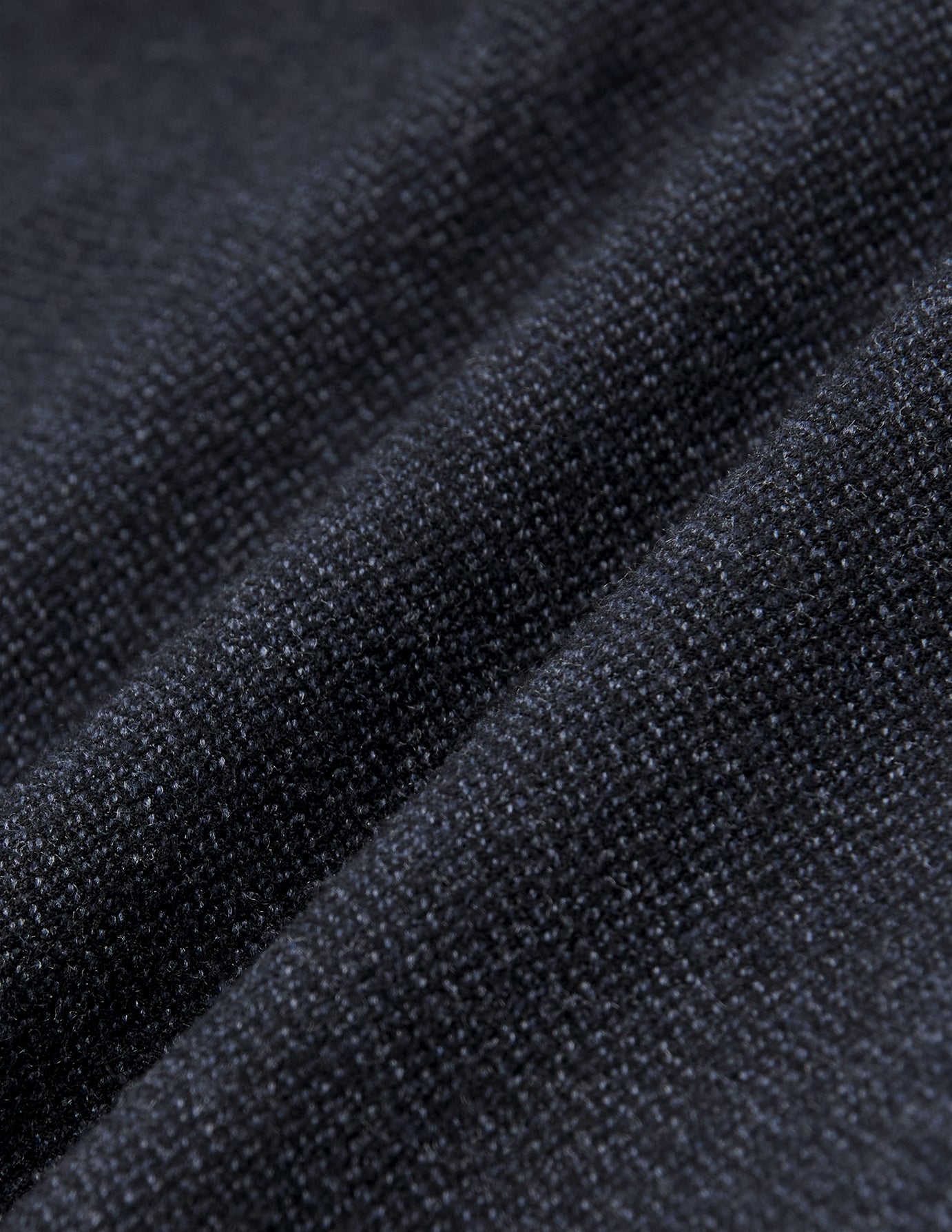 Nærbilde av Atelier Pants Relaxed Dark Navy i brutt twill-stoff med myke folder.
