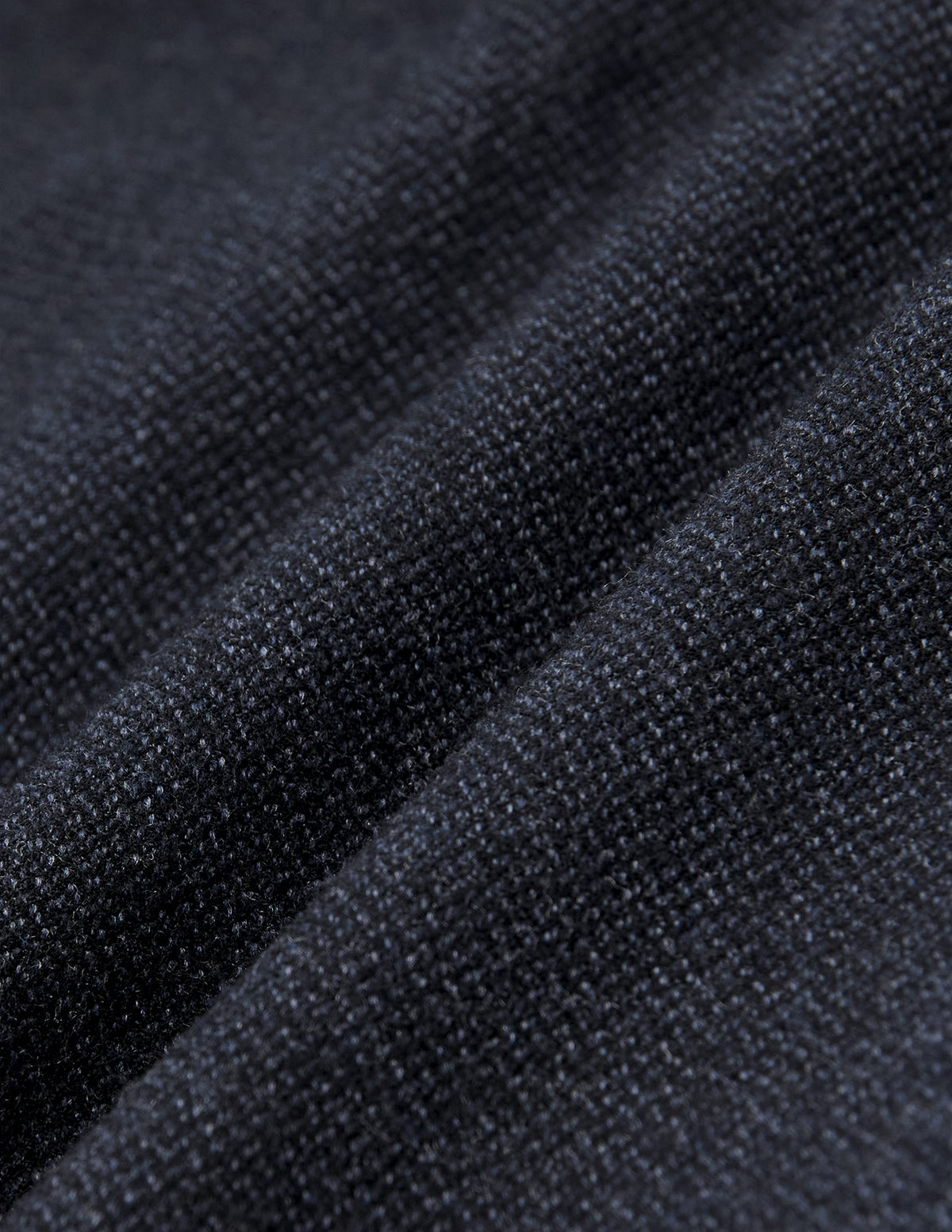 Nærbilde av Atelier Pants Relaxed Dark Navy i brutt twill-stoff med myke folder.