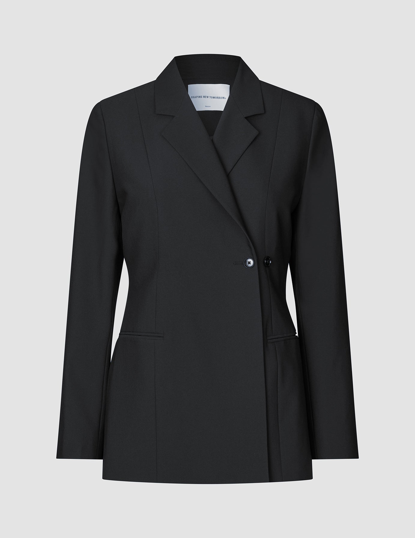 Avira-blazer for damer i svart, med skrå krage og to synlige knapper i et klassisk dobbeltradet design.