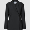 Avira-blazer for damer i svart, med skrå krage og to synlige knapper i et klassisk dobbeltradet design.