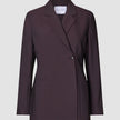 Avira-blazer for damer i fargen Burgundy Berry, med dobbeltradet snitt, skrå krage og to knapper.