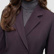 En mørk burgunderfarget Avira Blazer Burgundy Berry for damer, båret over en grå turtleneck-genser.