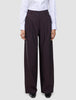Avira-bukser for damer i fargen Wide Burgundy Berry med plissering foran, kombinert med en hvit skjorte med knapper.