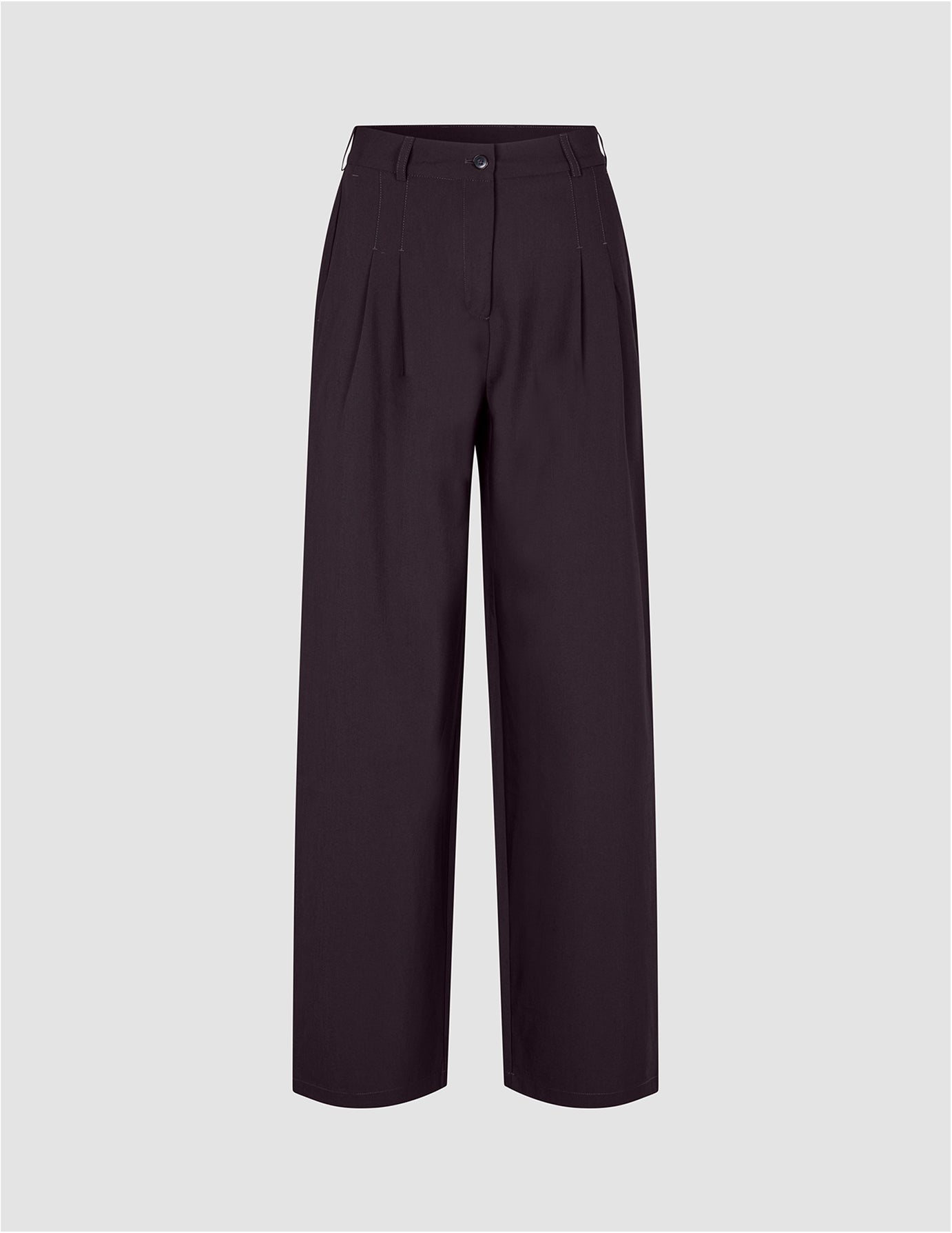 Avira-bukser for damer i fargen Wide Burgundy Berry, med plissering foran, knappelukking og en flatterende vid passform.