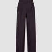 Avira-bukser for damer i fargen Wide Burgundy Berry, med plissering foran, knappelukking og en flatterende vid passform.