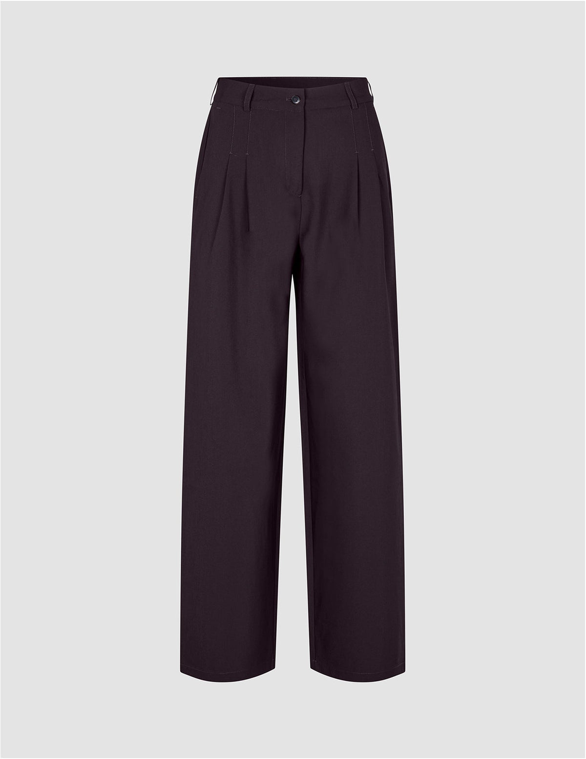 Avira-bukser for damer i fargen Wide Burgundy Berry, med plissering foran, knappelukking og en flatterende vid passform.