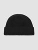 Beanie Black i svart ribbestrikket design med brettet kant.