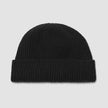 Beanie Black i svart ribbestrikket design med brettet kant.
