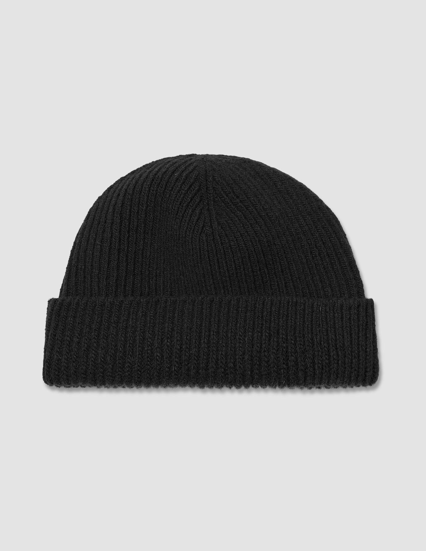 Beanie Black i svart ribbestrikket design med brettet kant.