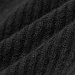 Nærbilde av en Beanie Black, en ribbestrikket svart lue i skandinavisk design.