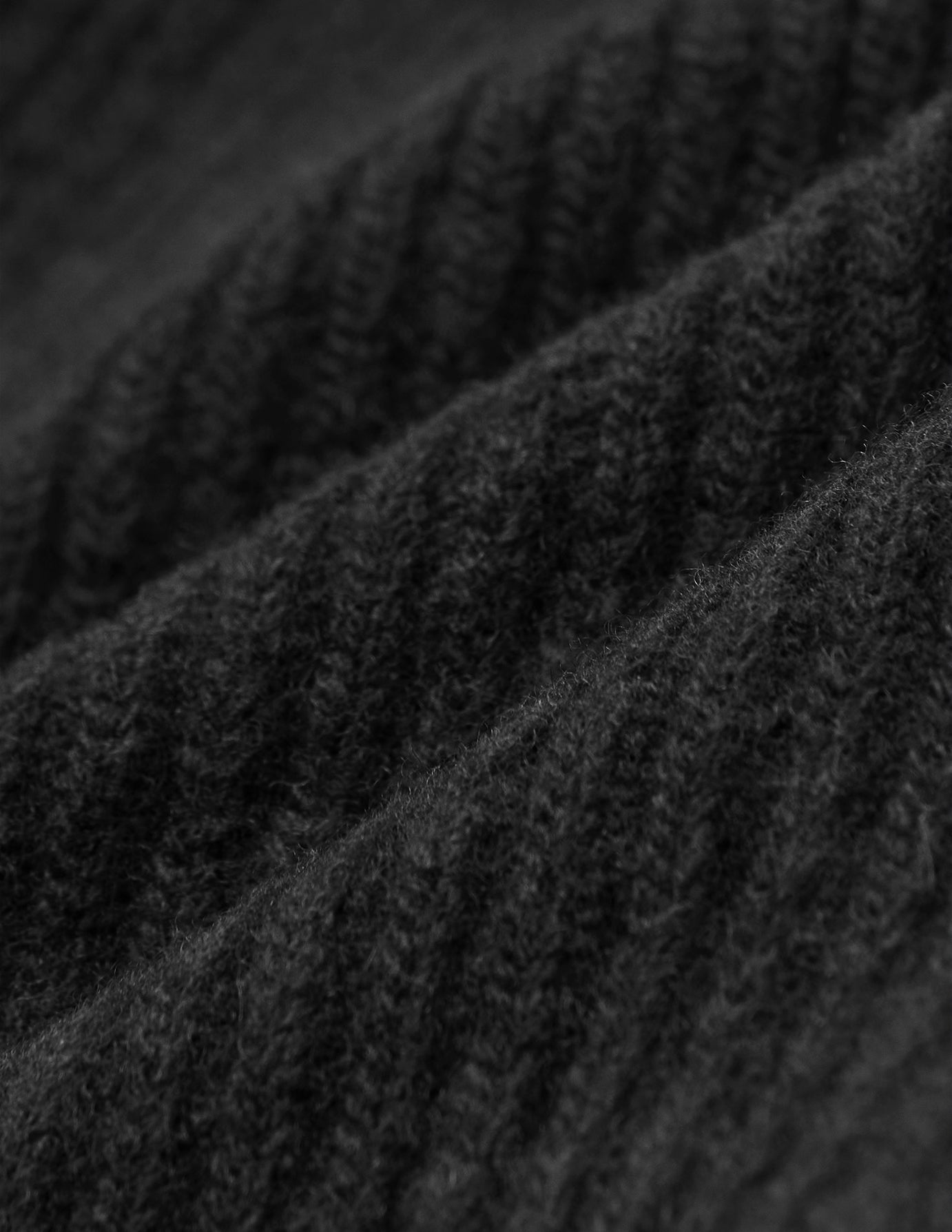 Nærbilde av en Beanie Black, en ribbestrikket svart lue i skandinavisk design.