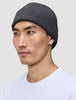 En person som har på seg en Beanie Dark Grey i mørkegrått, ribbestrikket skandinavisk design.