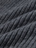 Nærbilde av en mørkegrå lue (Beanie Dark Grey) i ribbestrikket stoff.